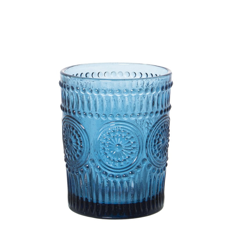 Vaso bajo de cristal azul con diseño geométrico en relieve, vista frontal sobre fondo blanco