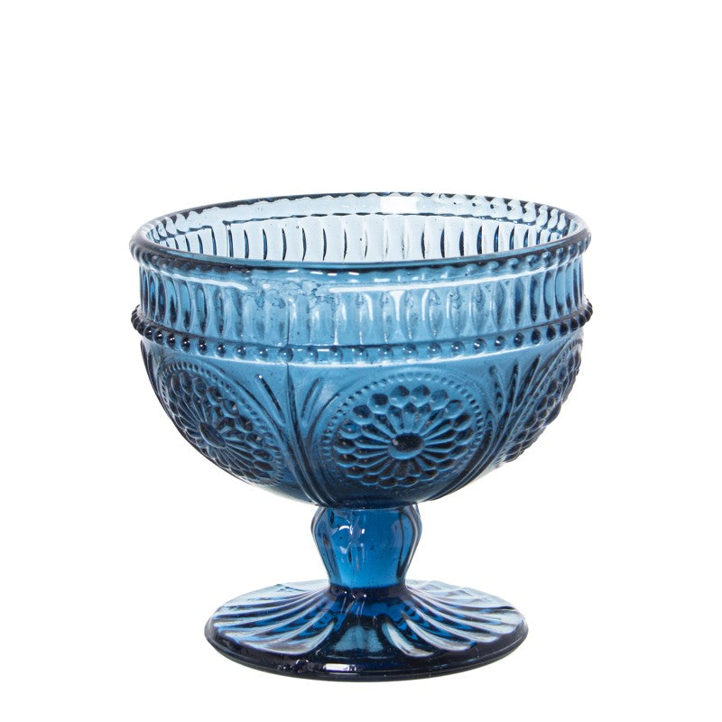 Copa de helado de cristal azul con relieve geométrico y pie tallado, vista frontal sobre fondo blanco