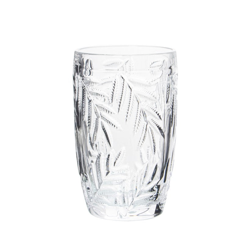 Vaso alto de cristal transparente con relieve de hojas, vista frontal sobre fondo blanco