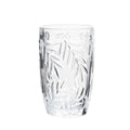 Vaso alto de cristal transparente con relieve de hojas, vista frontal sobre fondo blanco