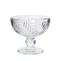 Copa de cristal transparente con relieve de hojas y pie tallado, vista frontal sobre fondo blanco