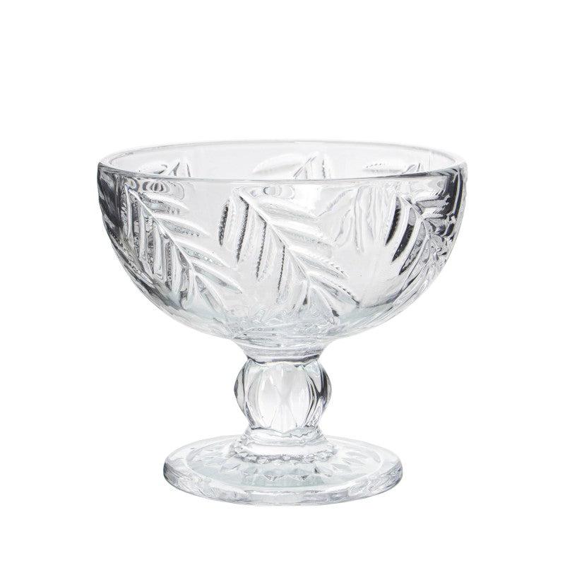 Copa de cristal transparente con relieve de hojas y pie tallado, vista frontal sobre fondo blanco