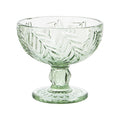 Copa de cristal verde con relieve de hojas y pie tallado, vista frontal sobre fondo blanco