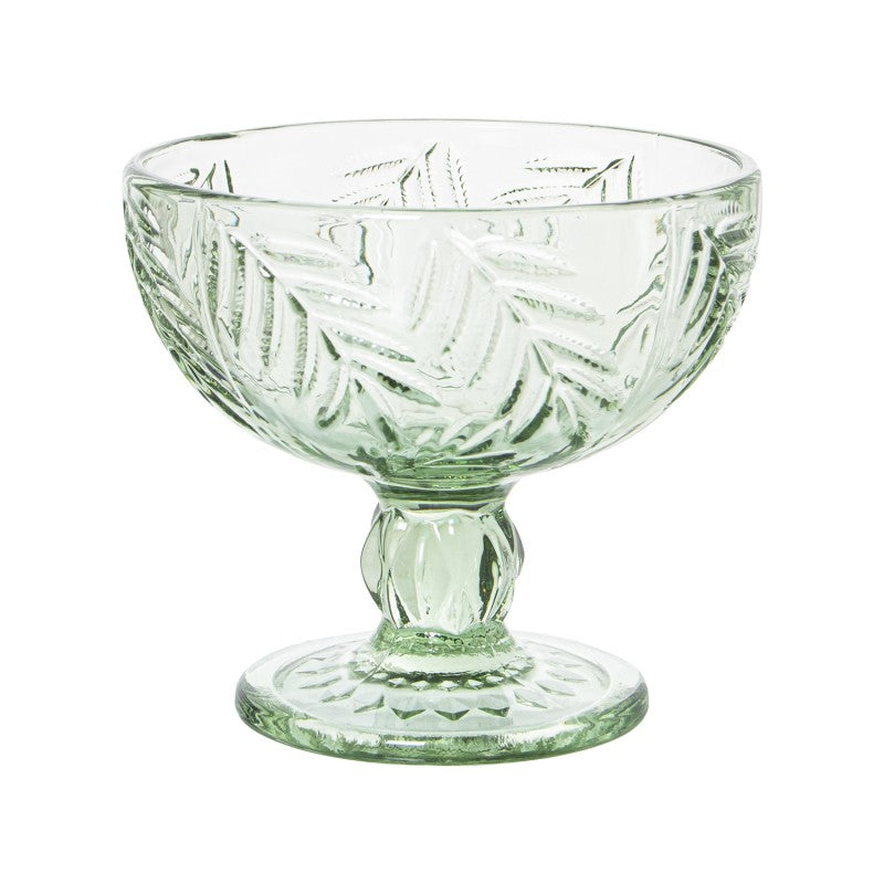 Copa de cristal verde con relieve de hojas y pie tallado, vista frontal sobre fondo blanco