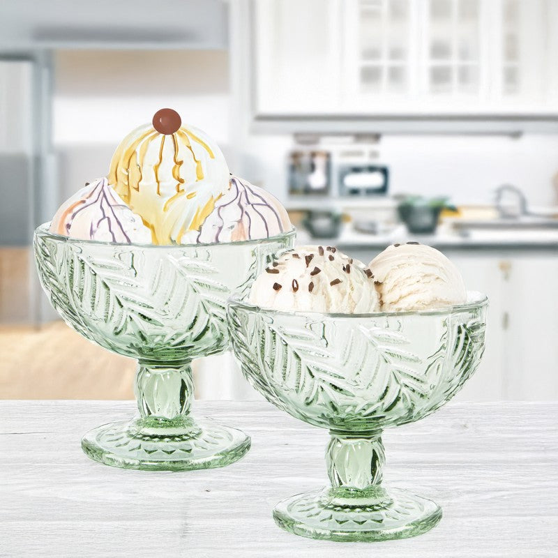 Copas de cristal verde con relieve de hojas servidas con helado en cocina