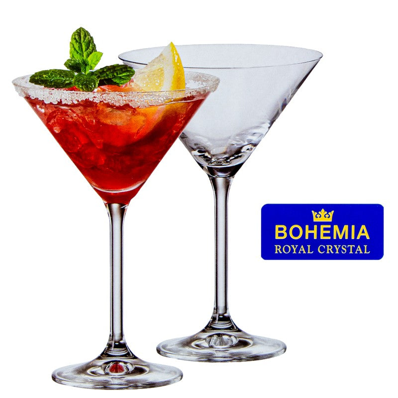 Copas Martini de cristal Bohemia, una vacía y otra con cóctel rojo, menta y limón