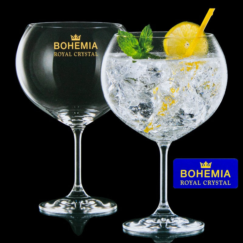 Copas de cristal Bohemia con gin tonic, hielo, limón y menta