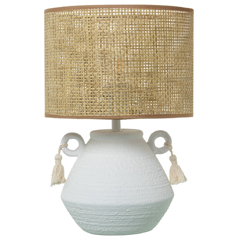 Lámpara de sobremesa de cerámica blanca con base texturizada, tulipa de mimbre trenzado y borlas decorativas colgantes