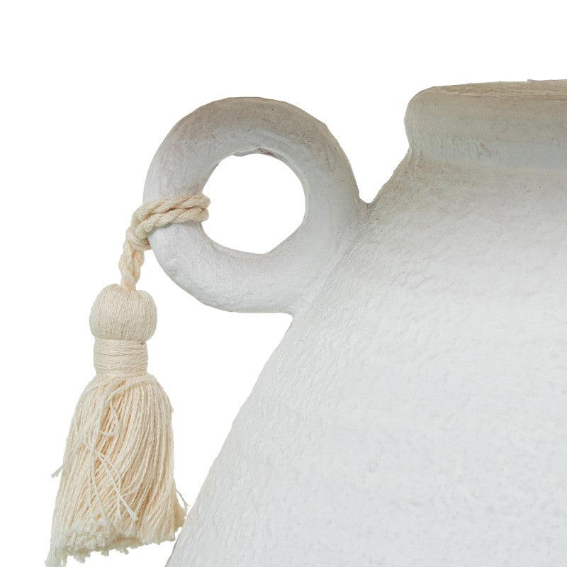 Detalle del asa de cerámica en forma de anilla con borla decorativa de algodón anudada