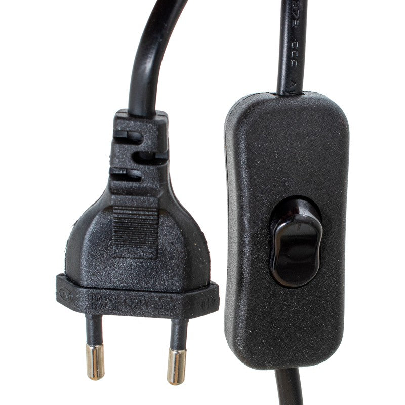Detalle del enchufe tipo europeo y el interruptor de cable negro de la lámpara de ratán