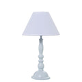 Lámpara de sobremesa de metal blanco con base torneada tipo candelabro y pantalla cónica, vista frontal