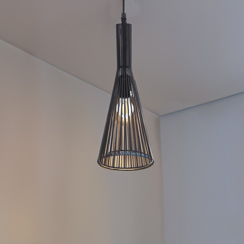 Lámpara de techo de metal negra encendida iluminando una esquina del salón