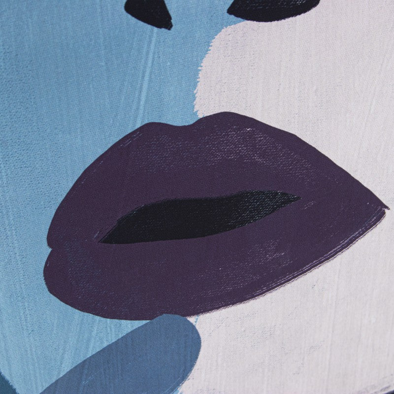 Primer plano del rostro femenino en tonos azul y lila del lienzo