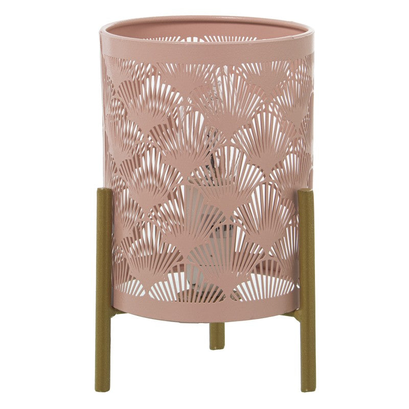 Lámpara de sobremesa de mimbre rosa con calado tipo conchas, vista frontal sobre patas de metal dorado