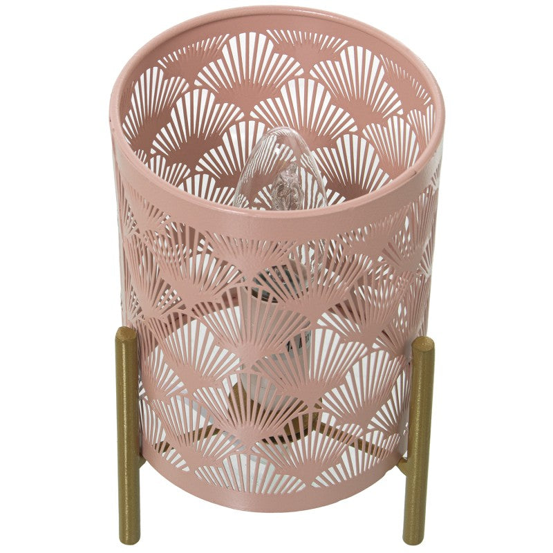 Detalle del calado tipo conchas de la lámpara de mimbre rosa, mostrando la bombilla en el interior