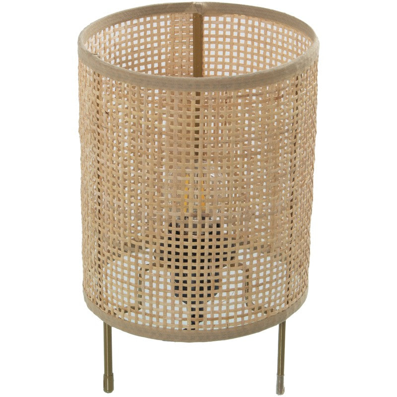Lámpara de sobremesa cilíndrica con pantalla de rejilla de mimbre, vista frontal sobre patas de metal
