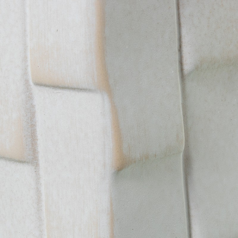 Primer plano de la textura de la base de cerámica con acabado entrelazado en bloques y tonos terrosos