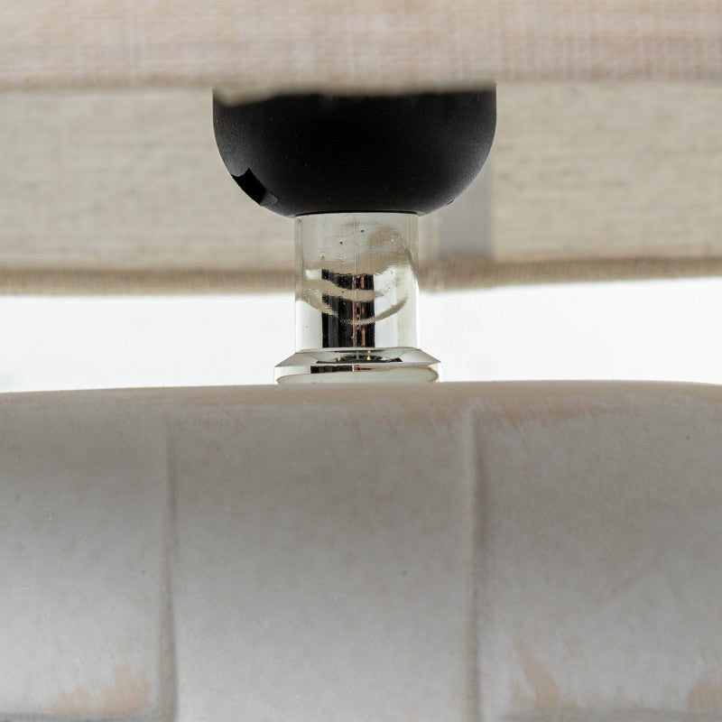 Primer plano del casquillo negro y bombilla decorativa vintage con filamento visible entre la base de la pantalla