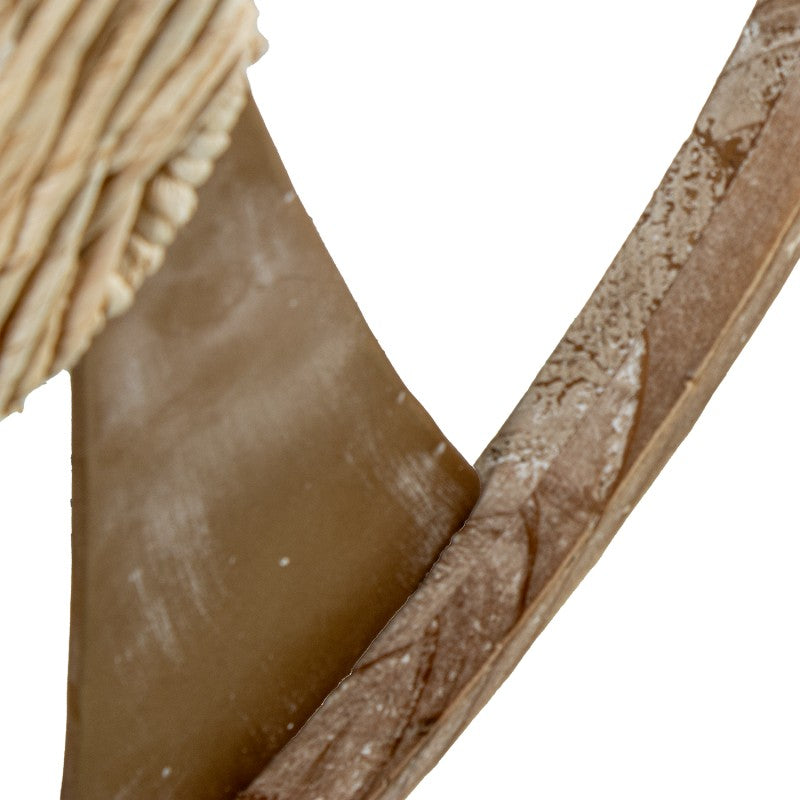 Detalle de la combinación de madera y metal del adorno
