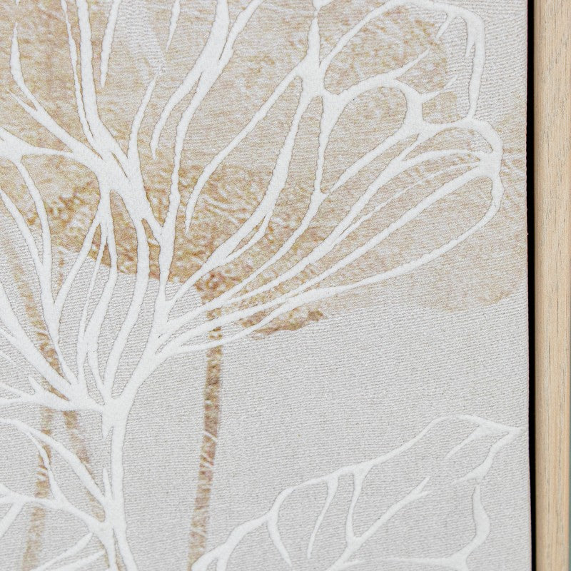 Primer plano de las flores blancas sobre fondo beige del lienzo