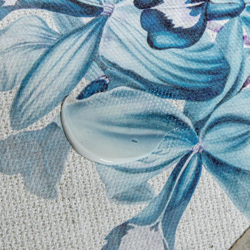 Detalle de la ilustración floral en tonos azules del cuadro