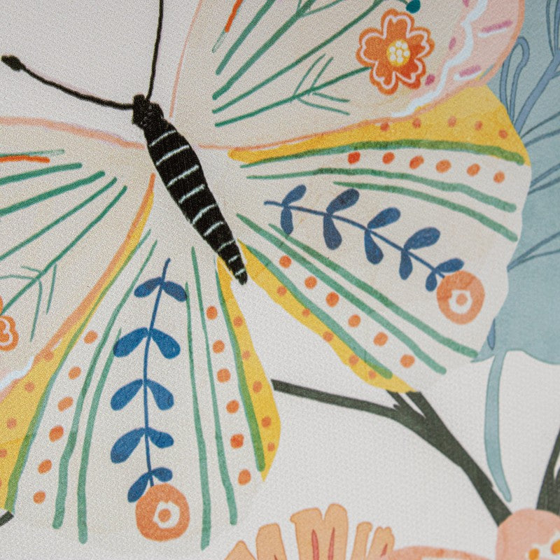 Primer plano de las flores y mariposas en tonos pastel del lienzo