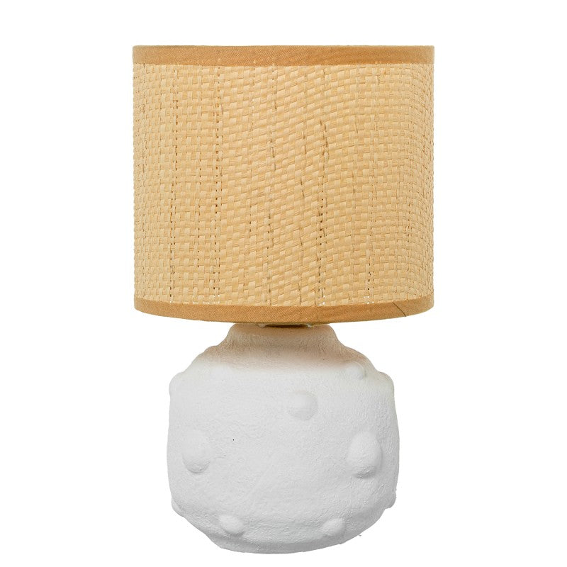 Lámpara de sobremesa de cerámica blanca con base esférica texturizada en relieve y tulipa de fibra trenzada beige, vista frontal