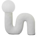 Lámpara de sobremesa de cerámica blanca con base curva escultórica y esfera de cristal