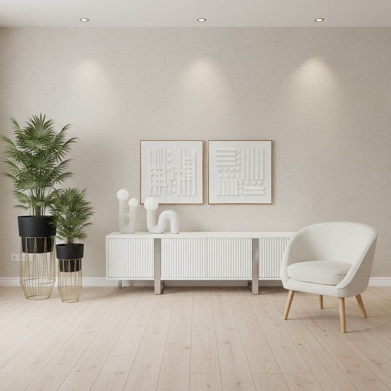 Lámpara de cerámica blanca decorando un aparador en un salón moderno y luminoso