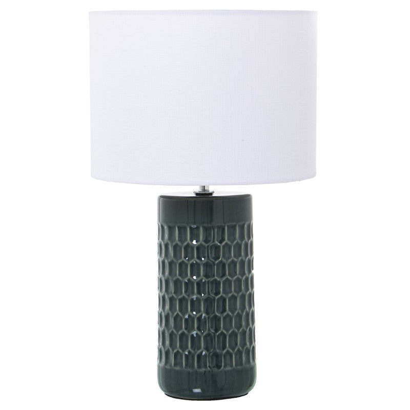 Lámpara de sobremesa con base de cerámica en tono azul petróleo con patrón hexagonal en relieve y pantalla cilíndrica blanca