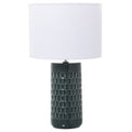 Lámpara de sobremesa con base de cerámica en tono azul petróleo con patrón hexagonal en relieve y pantalla cilíndrica blanca