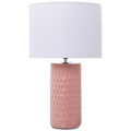 Lámpara de sobremesa con base de cerámica rosa esmaltada con relieve geométrico y pantalla cónica blanca, vista frontal