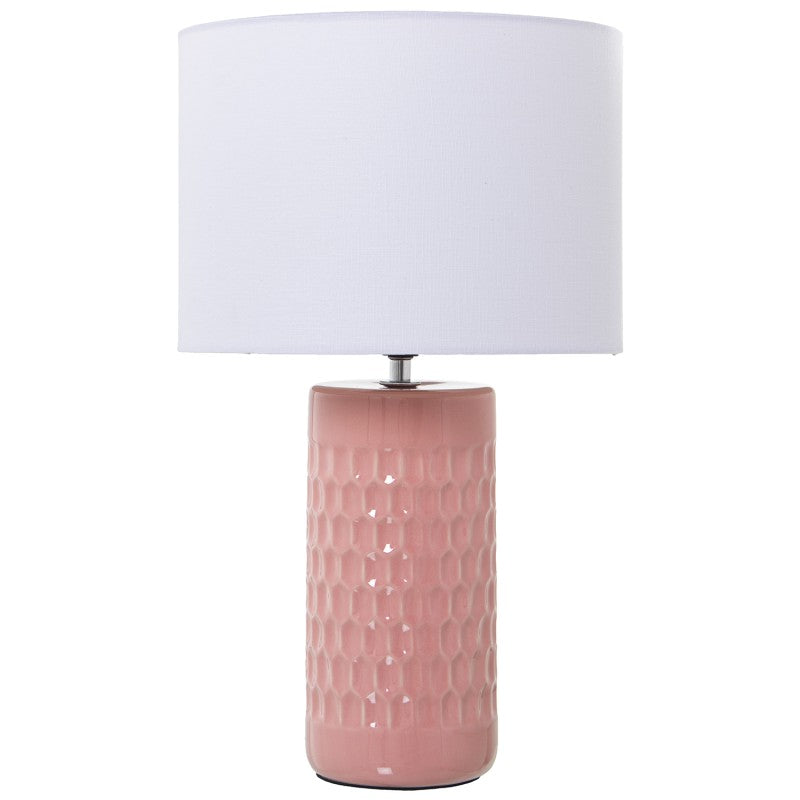 Lámpara de sobremesa con base de cerámica rosa esmaltada con relieve geométrico y pantalla cónica blanca, vista frontal