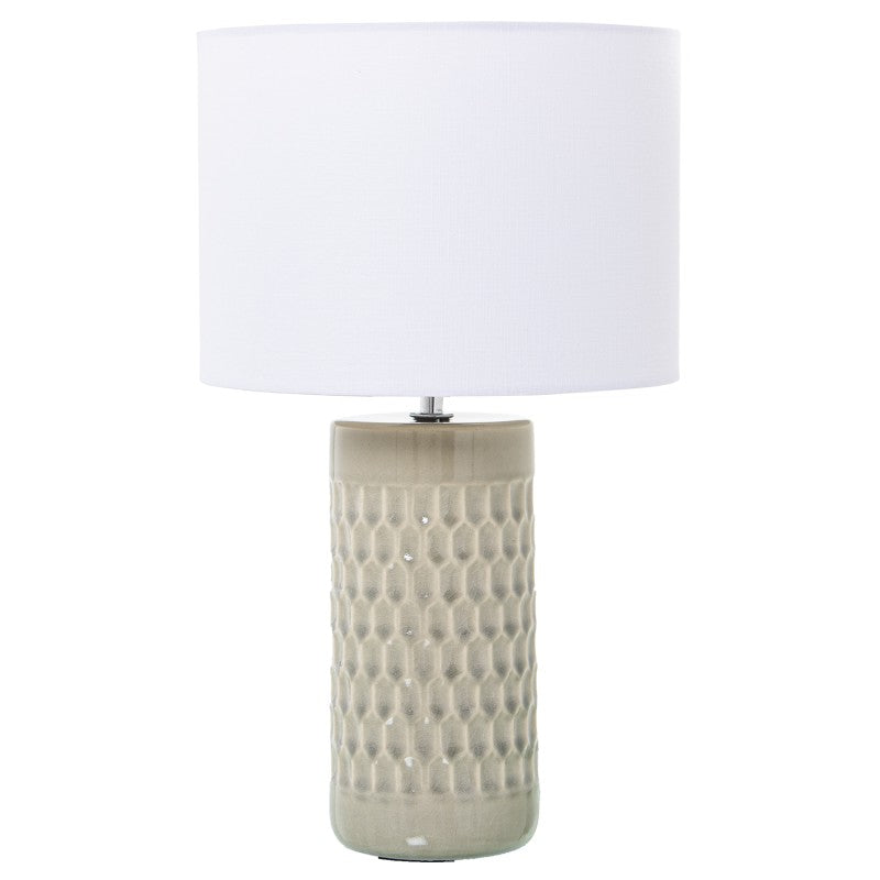 Lámpara de sobremesa con base de cerámica crema con textura geométrica tipo panal y pantalla cilíndrica blanca