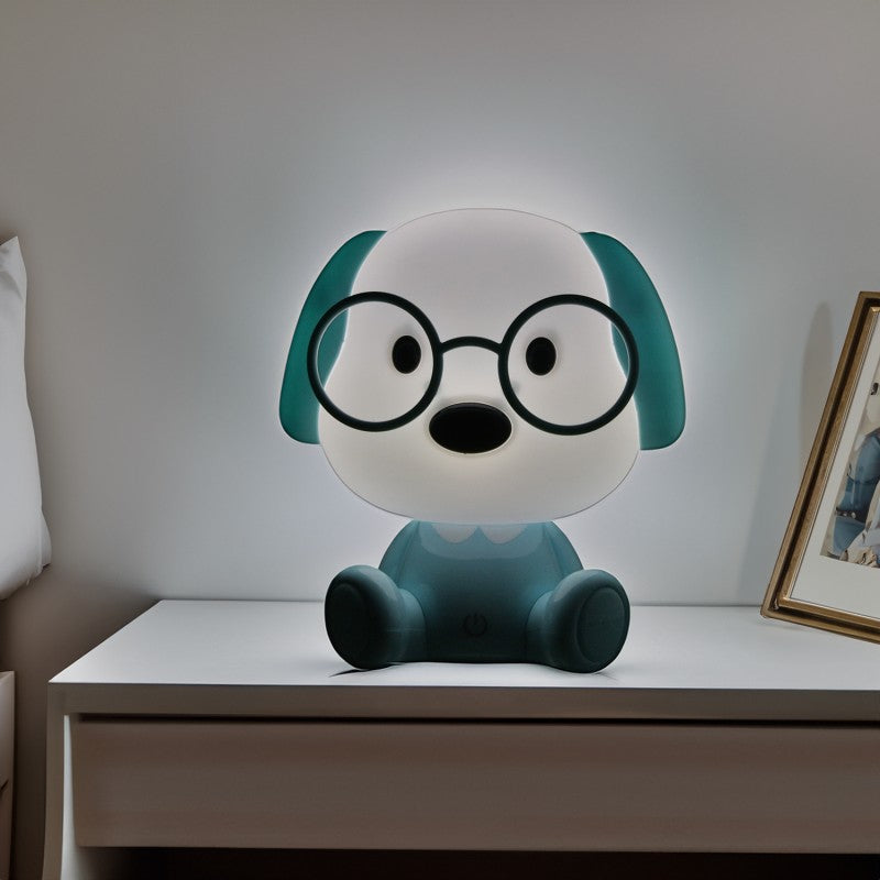 Lámpara perrito encendida decorando una mesita de noche junto a un marco de fotos