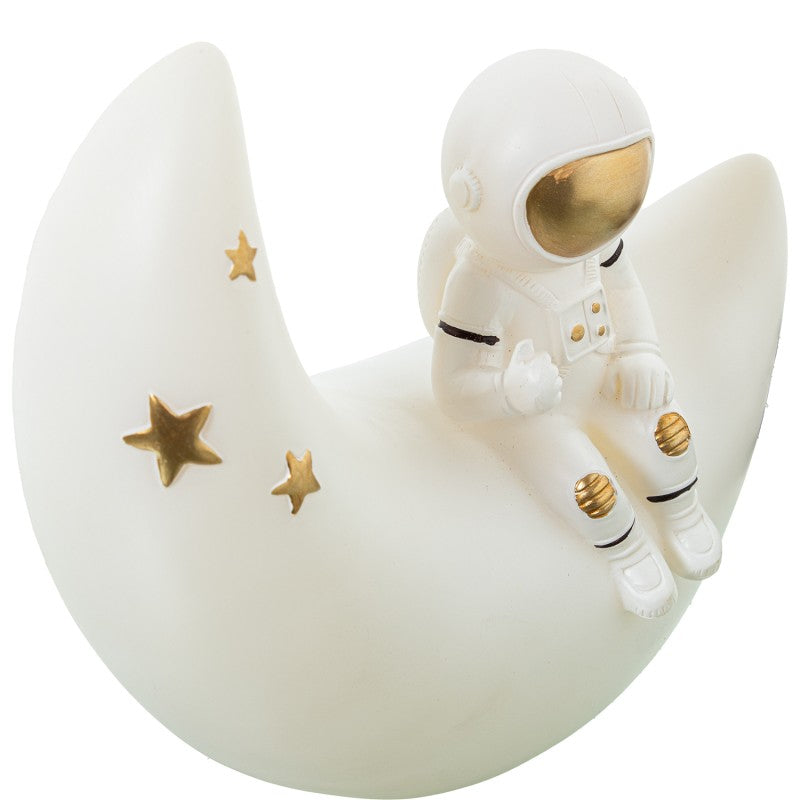 Detalle cercano del astronauta con casco dorado y estrellas en la luna