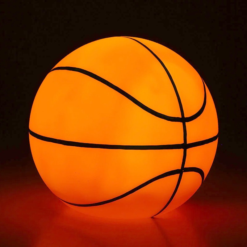 Lámpara LED balón de baloncesto encendida con brillo naranja intenso