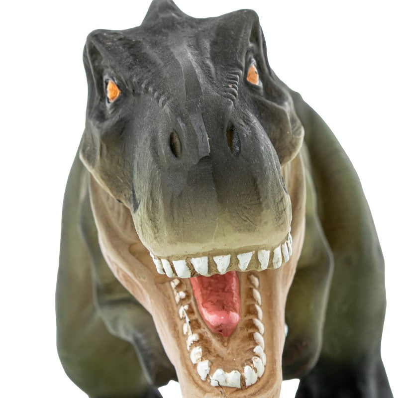 Detalle macro de la cabeza y mandíbula abierta del T-Rex, textura realista