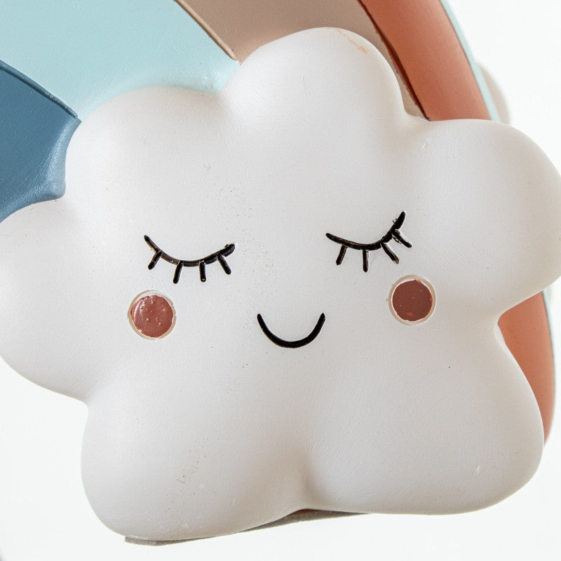 Detalle macro de la carita sonriente de la nube en el extremo del arcoiris