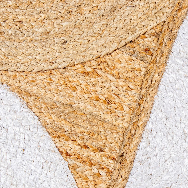 Detalle del contraste entre el yute natural y el semicírculo blanco