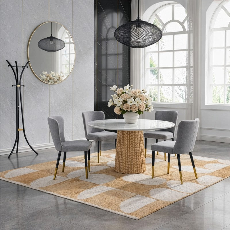 Alfombra de yute con semicírculos en un comedor elegante con mesa redonda
