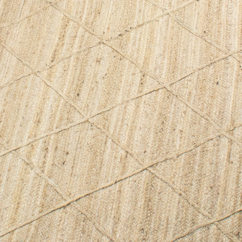 Primer plano del patrón de rombos tejido en la superficie de la alfombra de yute