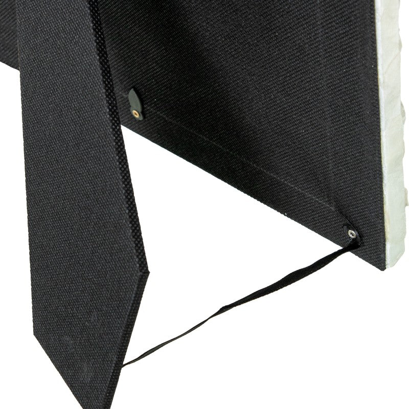Detalle del soporte plegable del portafotos de nácar
