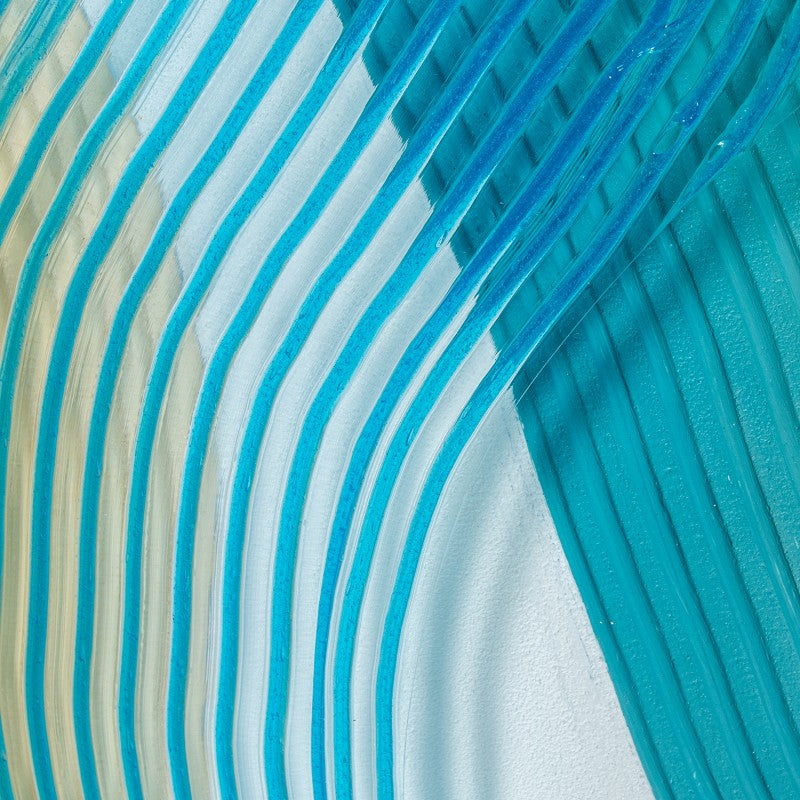 Primer plano de los trazos curvos en azul del lienzo