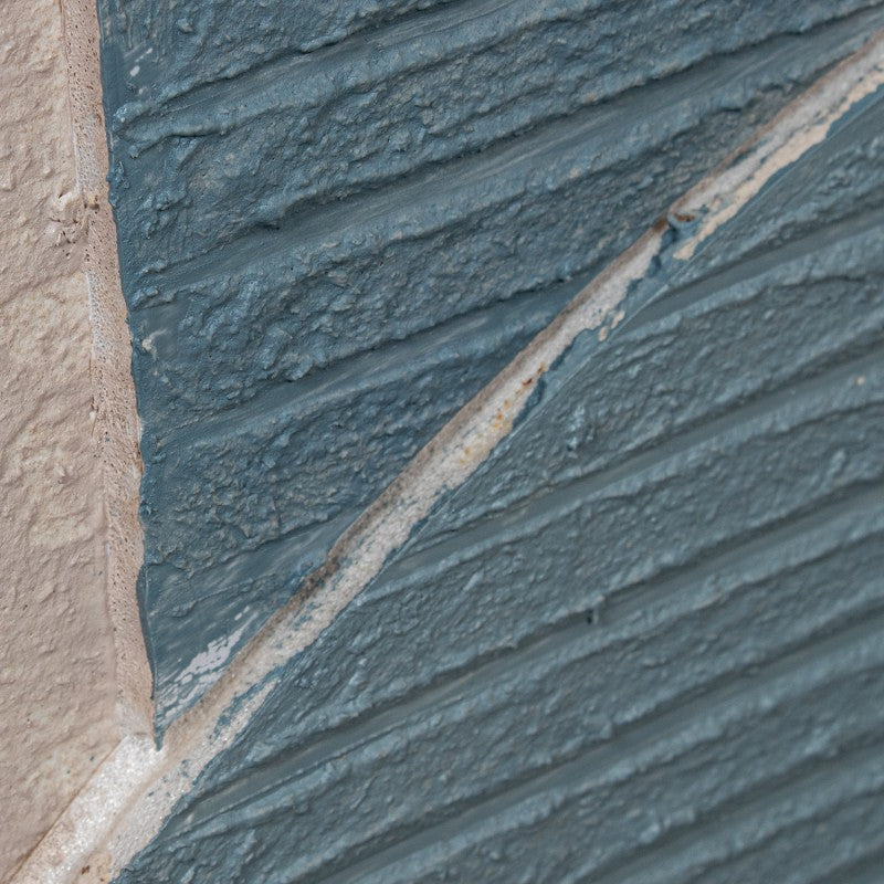 Primer plano de las formas geométricas en azul y beige del lienzo