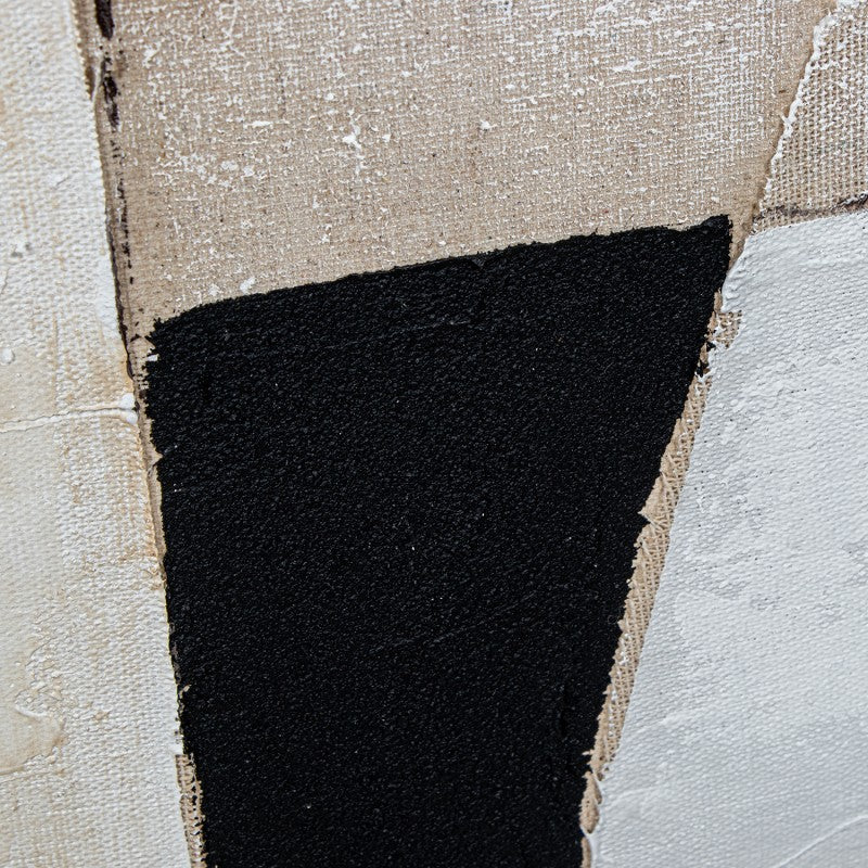 Primer plano de una forma negra sobre fondo beige texturizado