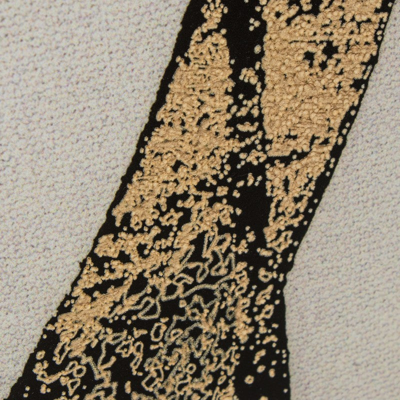Primer plano del trazo negro con textura sobre fondo crema