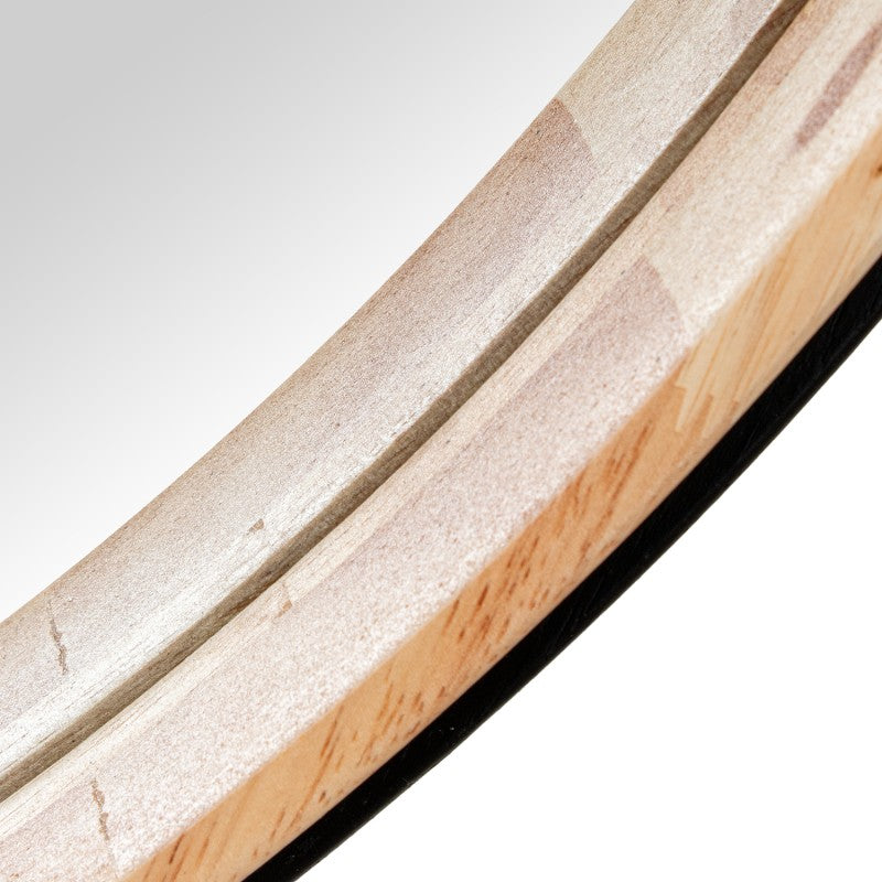 Primer plano del veteado natural de la madera en el borde curvo del espejo