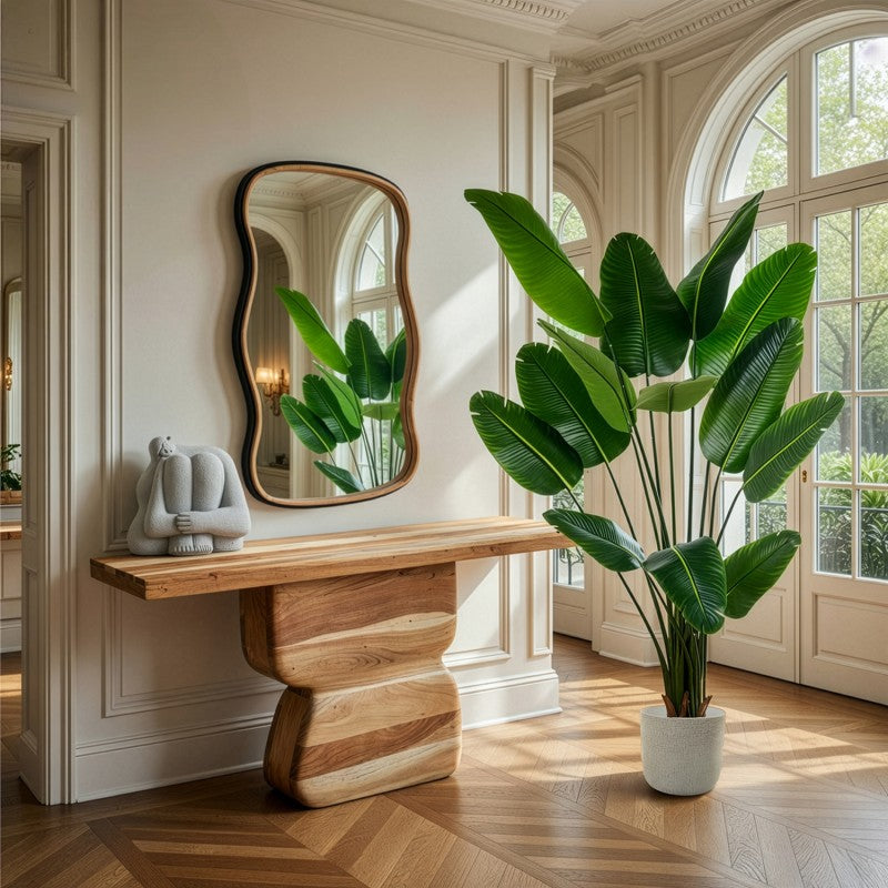 Espejo ondulado de madera natural y nogal en recibidor decorado con consola de madera y planta