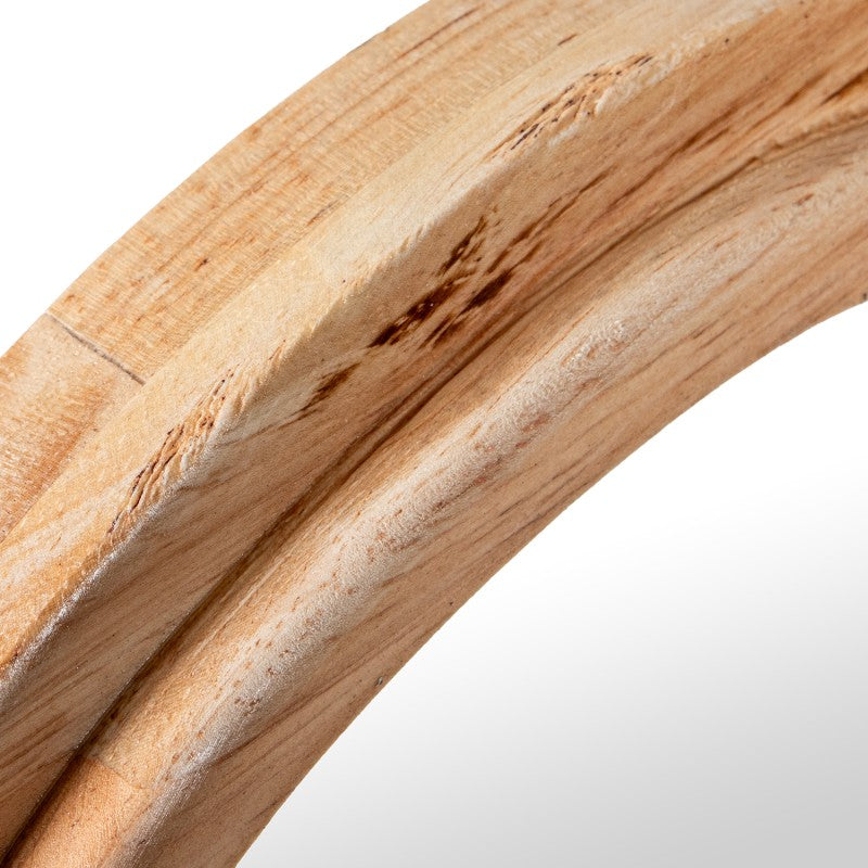 Primer plano de la veta natural de la madera en el marco ondulado del espejo